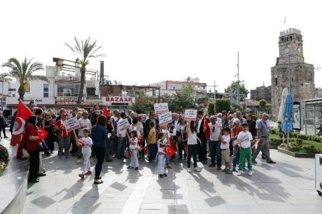 23 Nisan Ulusal Egemenlik Ve &Ccedil;ocuk Bayramı&rsquo;nda Ata&rsquo;ya &Ccedil;elenk Sunuldu
