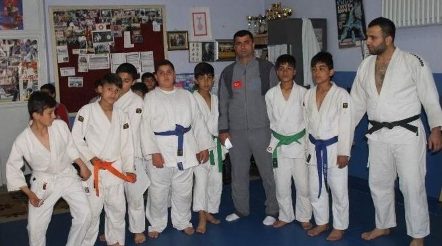 Yaşları K&uuml;&ccedil;&uuml;k Hedefleri B&uuml;y&uuml;k