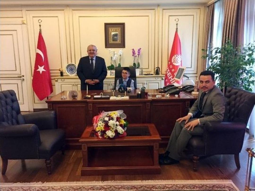 İstanbul B&uuml;y&uuml;kşehir Belediyesi Başkanlık Makamına Oturan Minik Başkan Trafik Sorununa El Attı