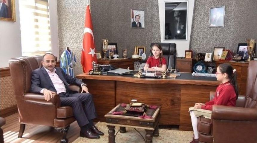 Kartepe Belediyesi Başkanlık Koltuğu Minik Ebru&rsquo;ya Emanet