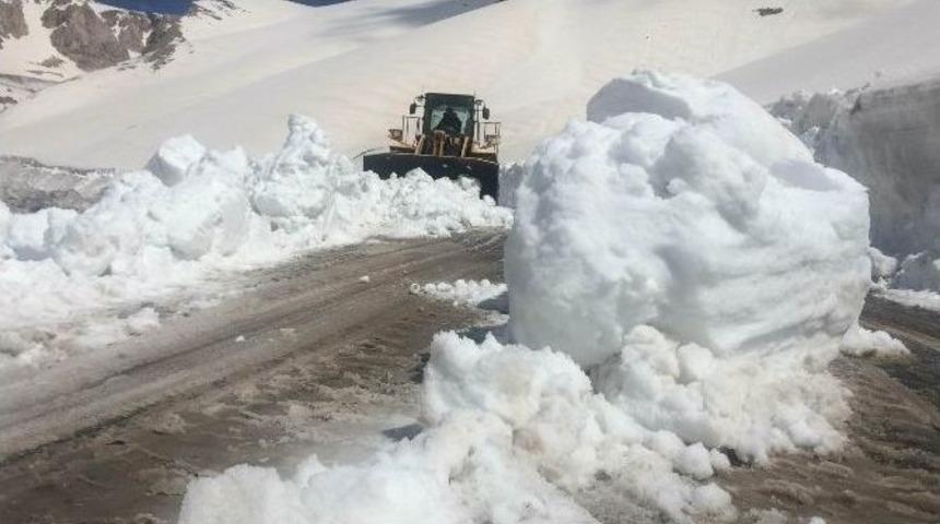 Nisan Ayının Son Haftasında Karla M&uuml;cadele S&uuml;r&uuml;yor