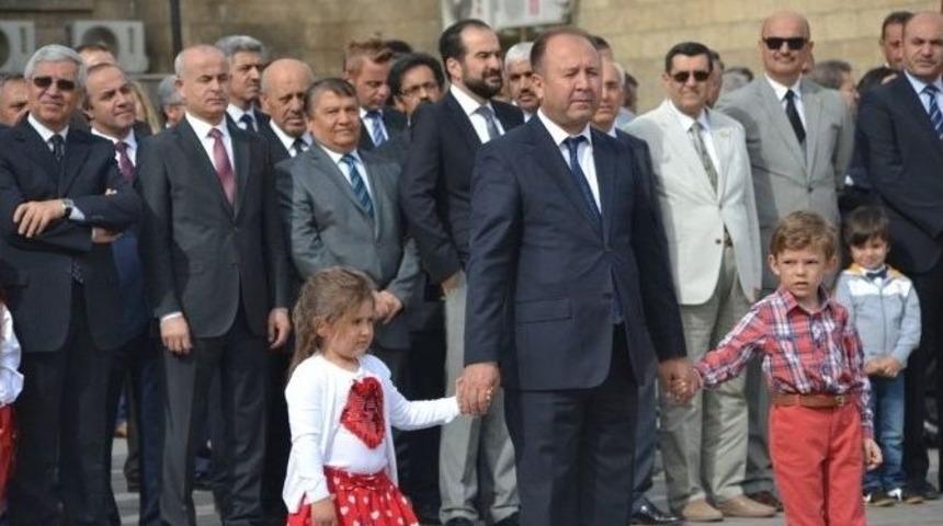 Temsili Vali Okul Bah&ccedil;elerine Kuş Yuvası İstedi