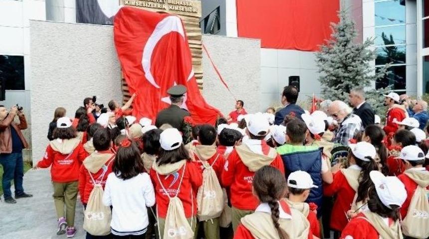 Yeni Atar&uuml;k Anıtı&rsquo;nın A&ccedil;ılışını &Ouml;ğrenciler Yaptı