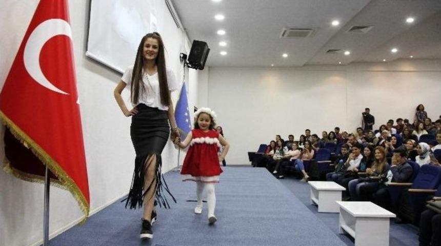 Bu Da &Ouml;ğrenci Defilesi