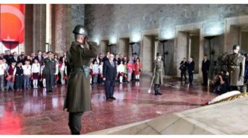 Bakan Avcı, Beraberindeki &Ccedil;ocuklarla Ata&rsquo;nın Huzuruna &Ccedil;ıktı