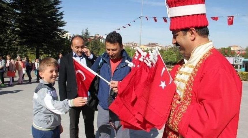 &Ccedil;ocuklar Bayram Sevincini Bayrak İle Yaşadı