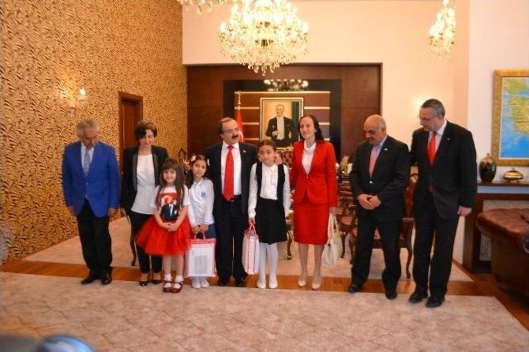 Vali Coş&rsquo;tan Miniklere Bayram Jesti