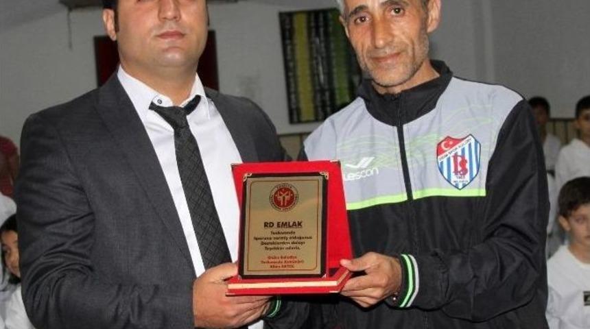 Didim Belediyespor Tekvando Takımı Antren&ouml;r&uuml;nden Plaketli Teşekk&uuml;r
