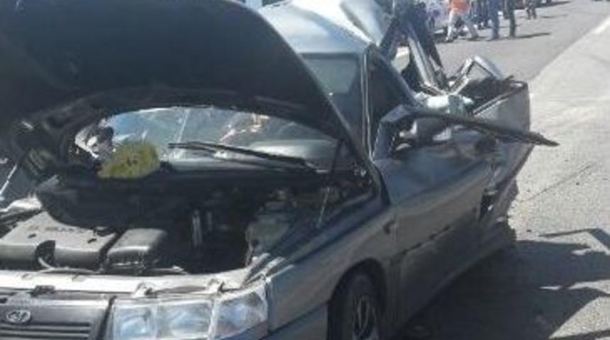 Kamyon Otomobile &Ccedil;arptı: 1 &Ouml;l&uuml;, 4 Yaralı