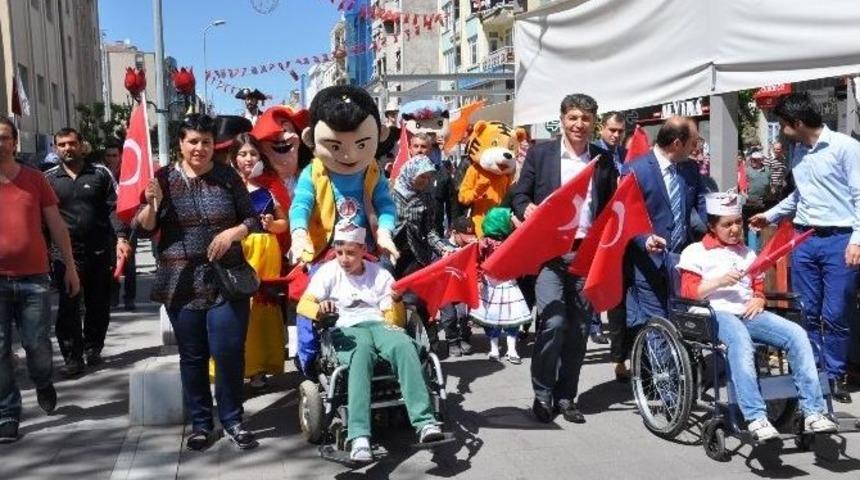 Uşak Belediyesinden &Ccedil;ocuklara Festivalli 23 Nisan Hediyesi