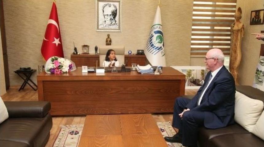 Başkan Kurt&rsquo;un Makamı İşitme Engelli &Ouml;ğrenci Berra&rsquo;ya Emanet