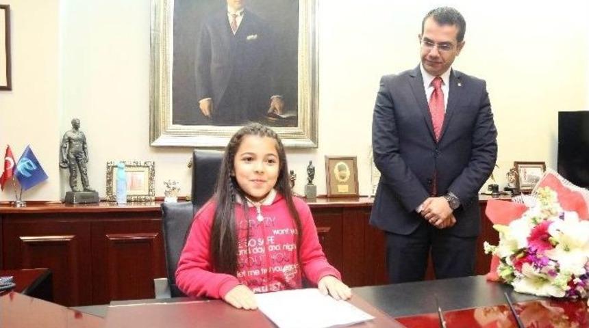 Başkanlık Makamına Oturan &Ouml;ğrenciler Taleplerini İlettiler