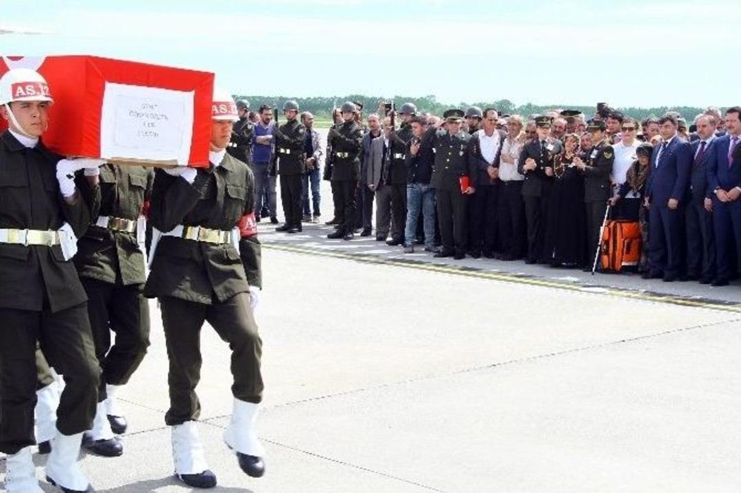 Tunceli Şehidine G&ouml;zyaşılı Karşılama