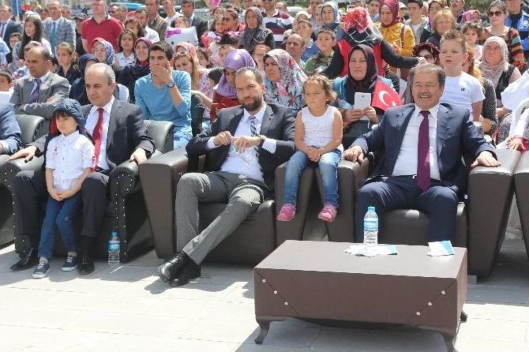 Niğde&rsquo;de 23 Nisan D&uuml;zenlenen T&ouml;renle Kutlandı