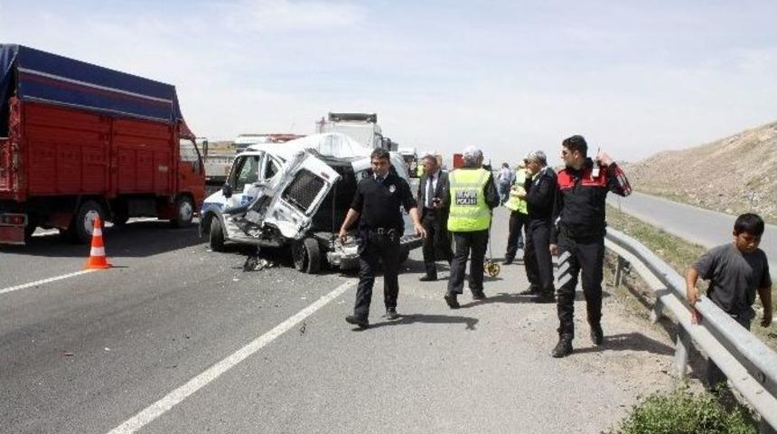 Polis Aracına Kamyon &Ccedil;arptı: 2&rsquo;si Polis 3 Yaralı