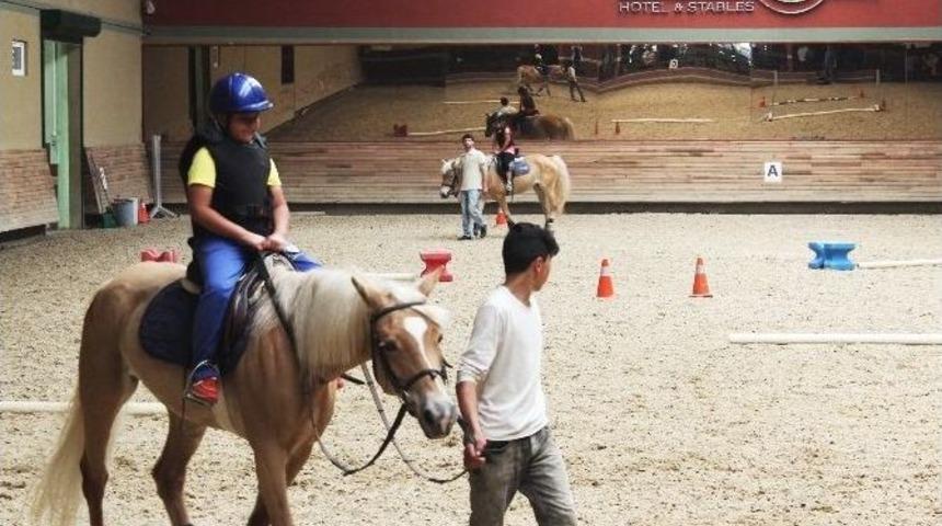 &Ccedil;ocuklar Atlarla Tanıştı