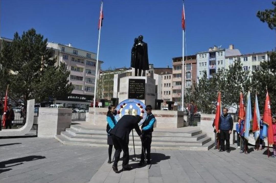 Kars&rsquo;ta 23 Nisan Coşkusu