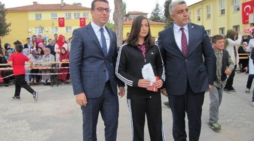 Masa Tenisi T&uuml;rkiye Şampiyonu &Ouml;ğrenci &Ouml;d&uuml;llendirildi
