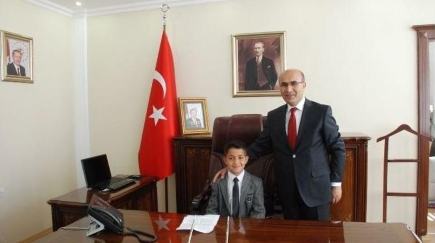 Temsili Vali D&uuml;nya &Ccedil;ocuklarına Barış Mesajı Verdi