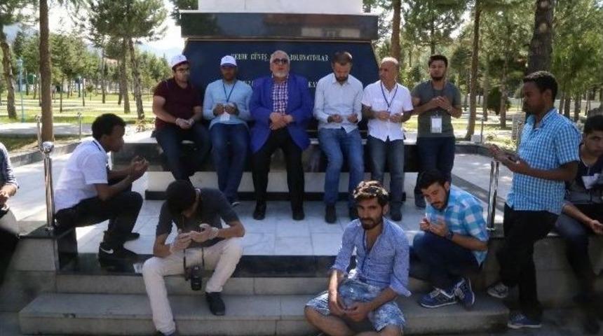 Yabancı Uyruklu &Ouml;ğrenciler Şehitliği Ziyaret Etti