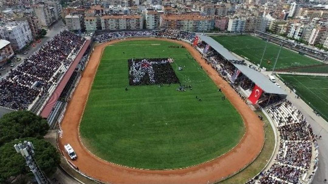 D&uuml;nyanın En B&uuml;y&uuml;k &Ccedil;ocuk Korosu &lsquo;&ccedil;anakkale Ağıdı&rsquo;nı S&ouml;yledi