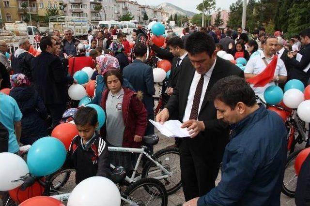 Çocuk Bayramı’nda Bisiklet Hediyesi