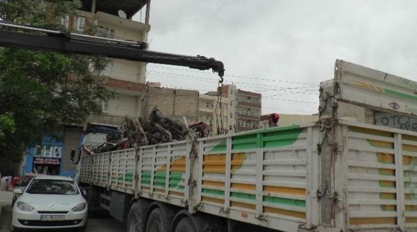 Y&uuml;zlerce Motosiklet İmha Edilmek &Uuml;zere Prese G&ouml;nderildi