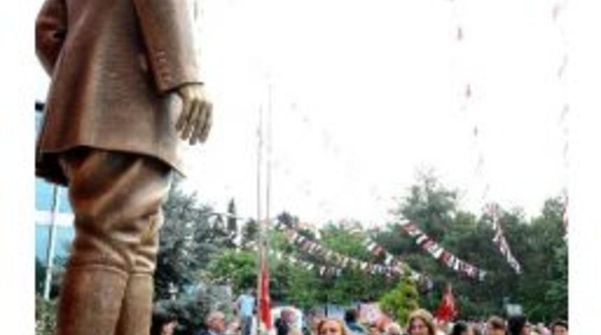 (d&uuml;zeltme) Yeni Atat&uuml;rk Anıtı&rsquo;nın A&ccedil;ılışını &Ouml;ğrenciler Yaptı