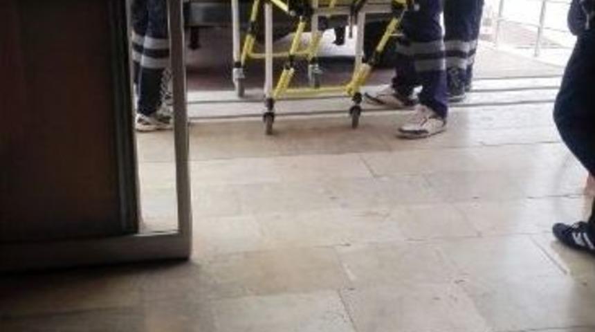 Hatalı Sollama Yapan Otomobil Otob&uuml;se &Ccedil;arparak Durabildi