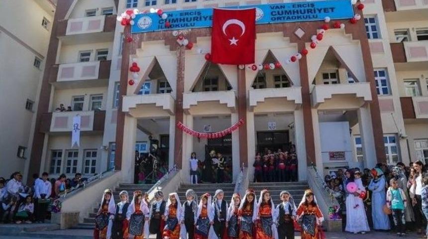 Erciş&rsquo;te Okuma Bayramı Ve Fidan Dikimi