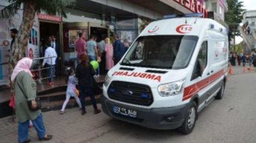 3 Yaşındaki &Ccedil;ocuğun Eli Y&uuml;r&uuml;yen Merdivene Sıkıştı