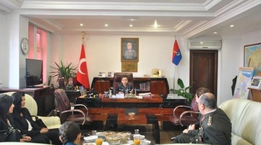 &Ouml;ğrenciler İl Jandarma Komutanı Dursun&rsquo;un Makamına Oturdu