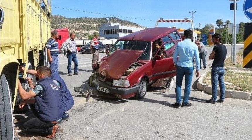 Otomobil Kamyonun Altına Girdi: 2 Yaralı