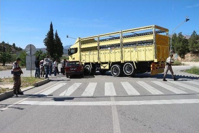 Otomobil Kamyonun Altına Girdi: 2 Yaralı