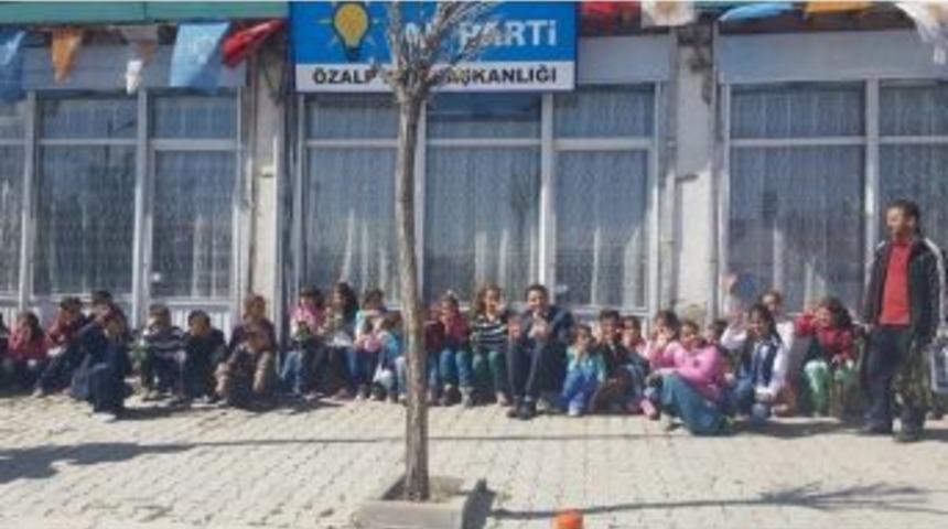 Ak Parti İl&ccedil;e Başkanı &Ccedil;ocukları Makamın Ağırladı