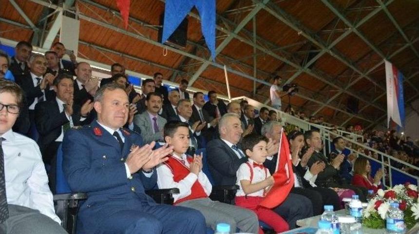 23 Nisan Kutlamaları Kapalı Spor Salonunda Yapıldı