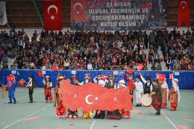 23 Nisan Kutlamaları Kapalı Spor Salonunda Yapıldı