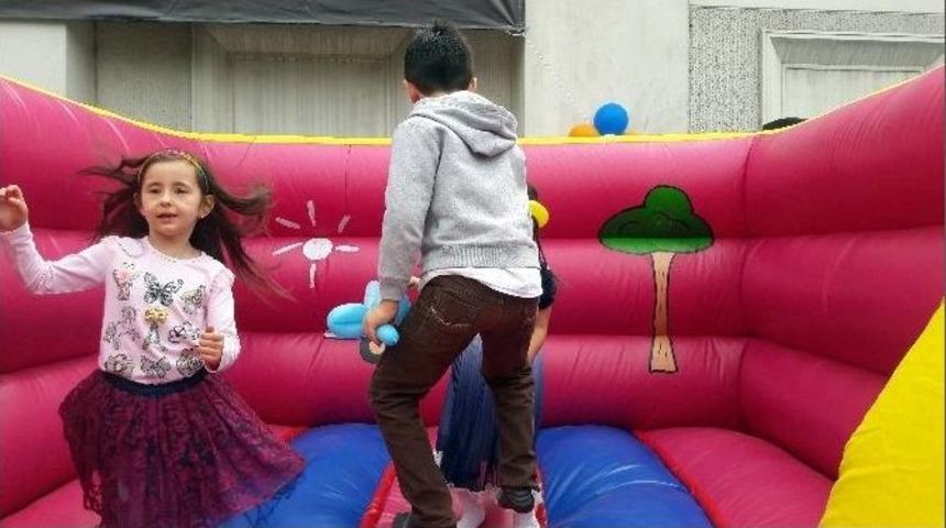 Ak Parti İstanbul İl Binası &Ouml;n&uuml;nde 23 Nisan Coşkusu