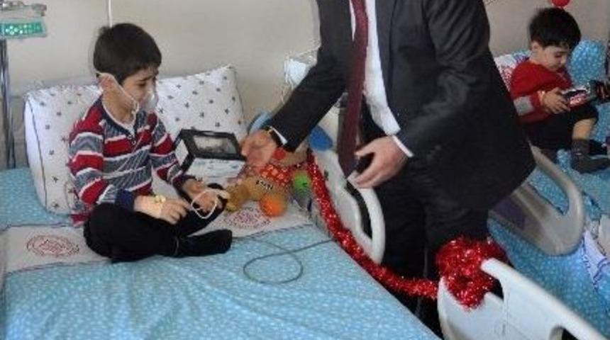Prof. Dr. &Ccedil;omaklı Tedavi G&ouml;ren &Ccedil;ocukları Ziyaret Etti