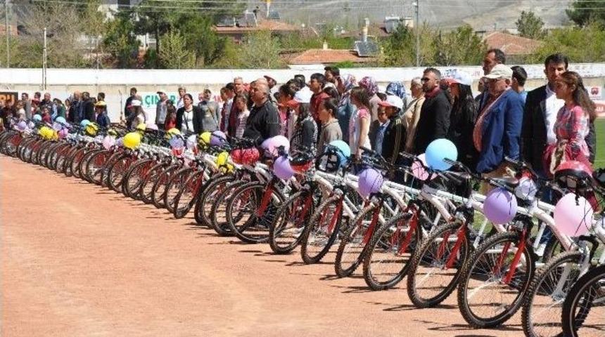 Erzincan&rsquo;da 215 &Ouml;ğrenciye Bisiklet Dağıtıldı