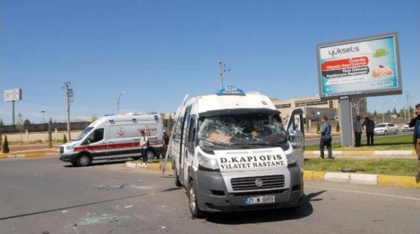 Otomobil Yolcu Minib&uuml;s&uuml;ne &Ccedil;arptı: 4 Yaralı