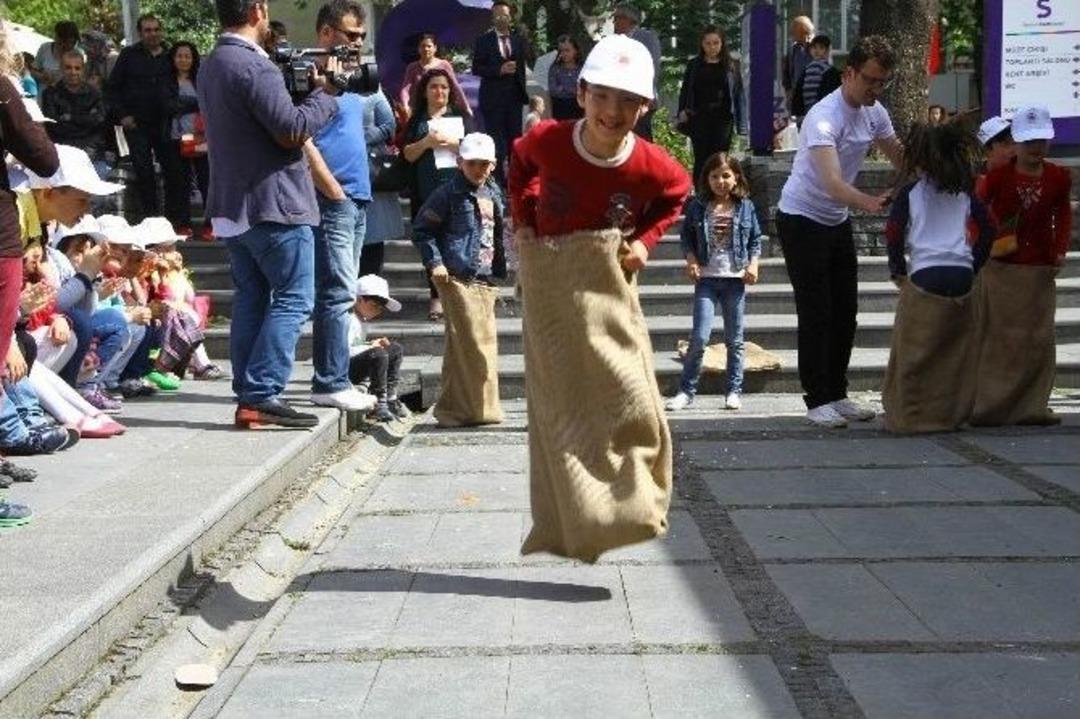 &Ccedil;ocuklar Unutulmaya Y&uuml;z Tutmuş Oyunları Oynadılar