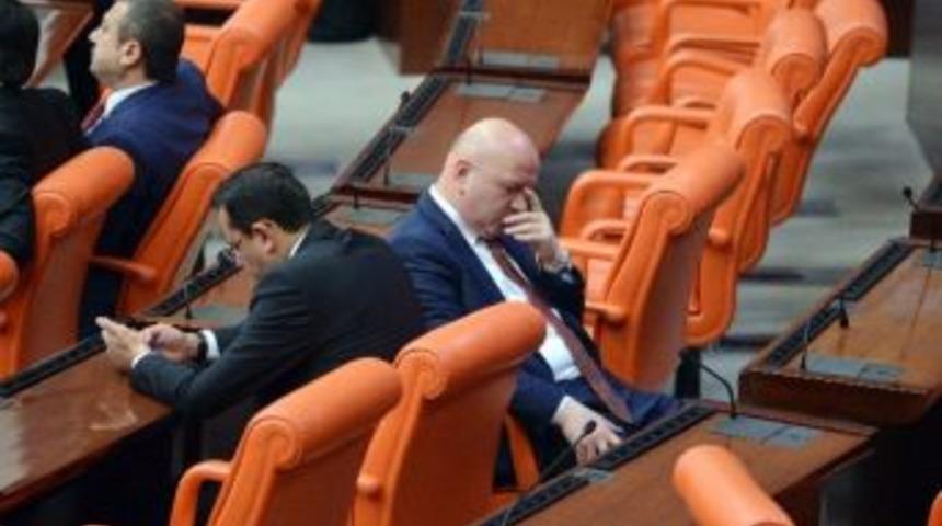 Ak Partili Vekilden Kılı&ccedil;daroğlu&rsquo;nun Konuşmasına Sırtı D&ouml;n&uuml;k Tepki