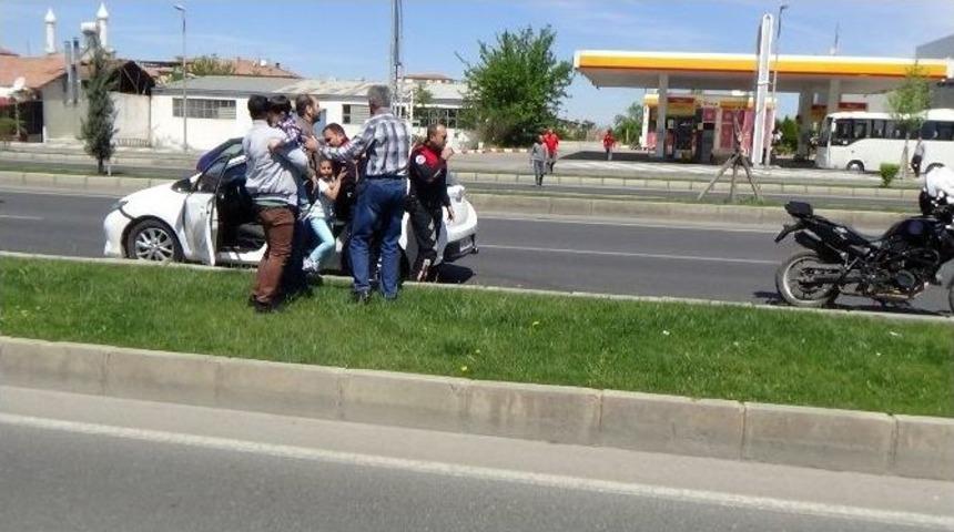 Malatya&rsquo;da İ&ccedil;inde &Ccedil;ocukların Bulunduğu Araca Kamyon &Ccedil;arptı