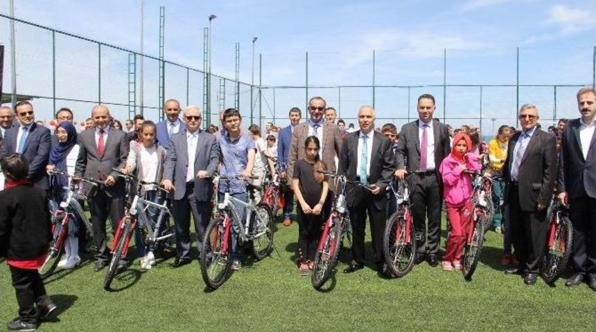 Polis &Ccedil;ocuklarına Bisiklet Hediyesi