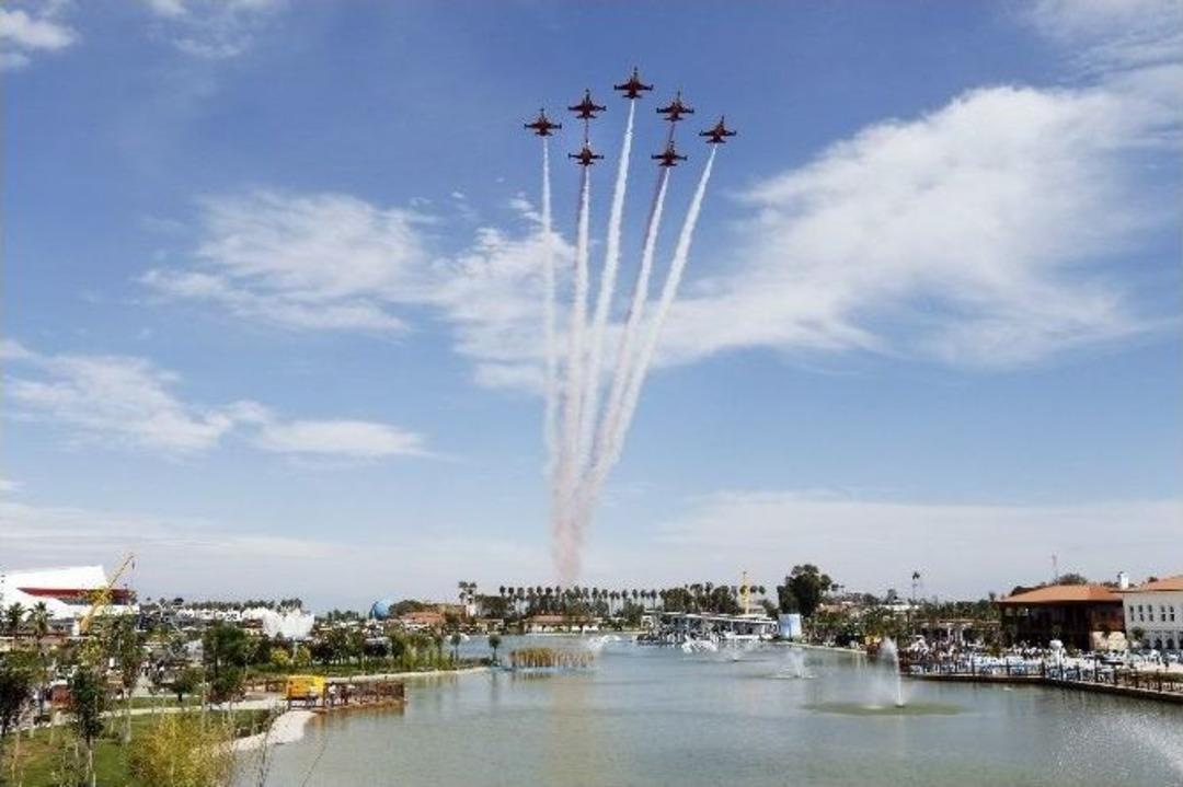 Sesten Hızlı U&ccedil;abilen &ldquo;t&uuml;rk Yıldızları&rdquo; Mehter Marşı&rsquo;yla Coşturdu