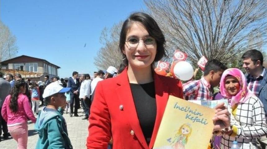 Vanlı &Ouml;ğretmenden &Ouml;rnek Davranış