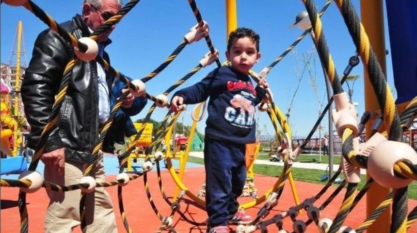 Başkan Erg&uuml;n&rsquo;den &Ccedil;ocuklara Bayram Hediyesi