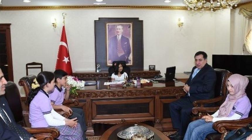 Şanlıurfa Valisi Koltuğunu &Ccedil;ocuklara Devretti