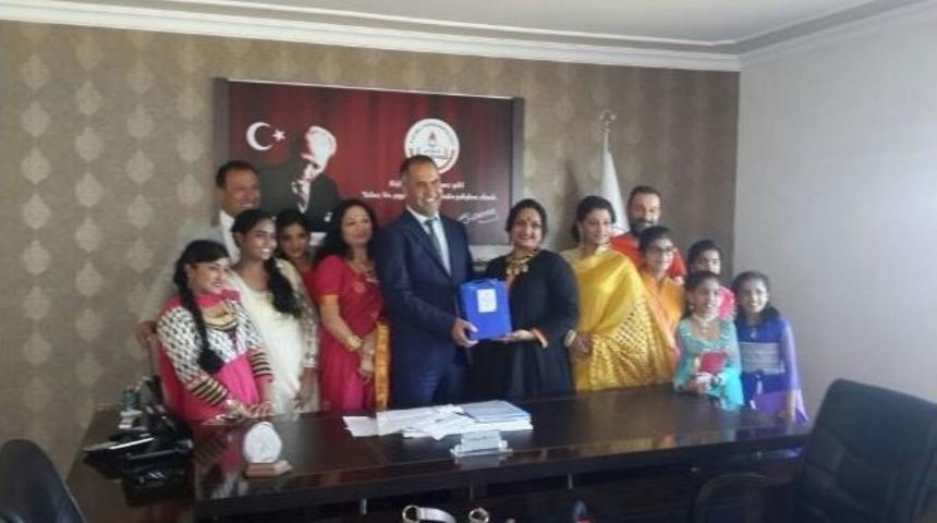 Ayvalık&rsquo;ta Hindistan Halk Dansları Topluluğundan Protokol Ziyaretleri